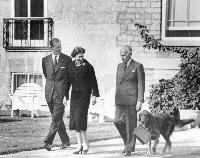 Le gouverneur général Vincent Massey accompagne S.M. la reine Elizabeth II et S.A.R. le duc d’Édimbourg durant leur visite à Rideau Hall en 1957. Date : 15 octobre 1957. Photographe : John Howe. Référence : Bibliothèque et Archives Canada, PA-168607.